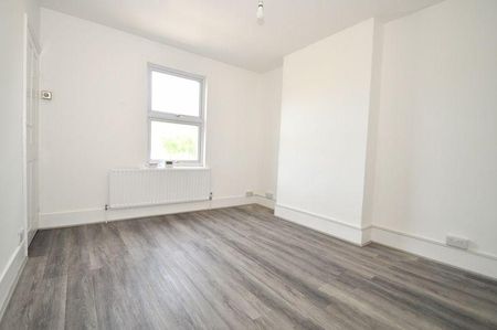 2 bedroom maisonette to rent - Photo 2