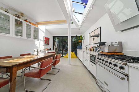 Beautiful four bedroom family house in Victoria Park. - Photo 2