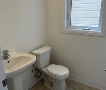 For Lease - 158 PORT Crescent, Welland, Ontario - Photo 6