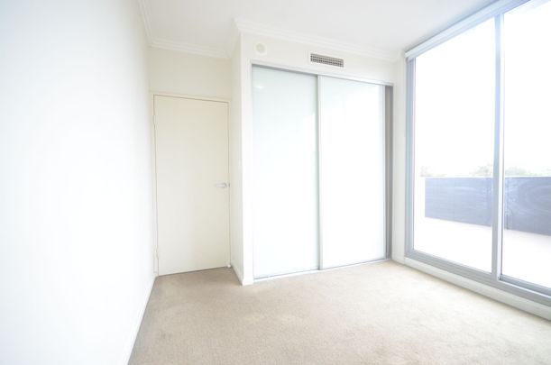 Immaculate 2 Bedroom Apartment - Photo 1