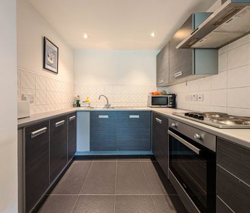 2 Bed Flat, Phoenix Way, SW18 - Photo 6