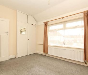 4 bedroom end of terrace house to rent - Photo 2