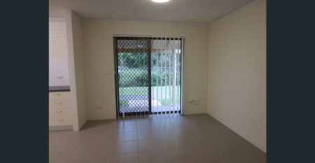 3 bedroom townhouse close to all! - Photo 2