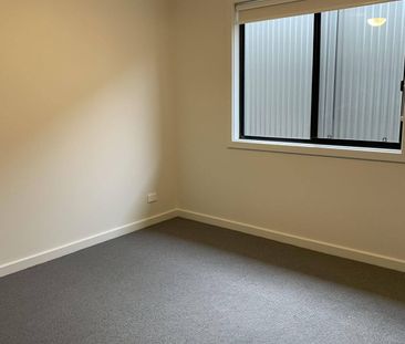 Spacious 3 Bedroom Home - Photo 2