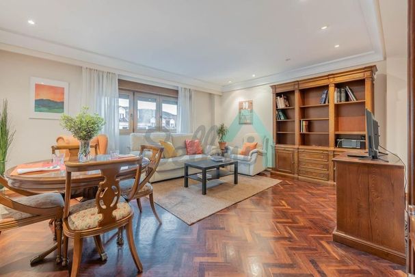 Alquiler de piso en Calle de Campomanes - Photo 1