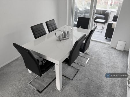 4 bedroom detached house to rent - Photo 5