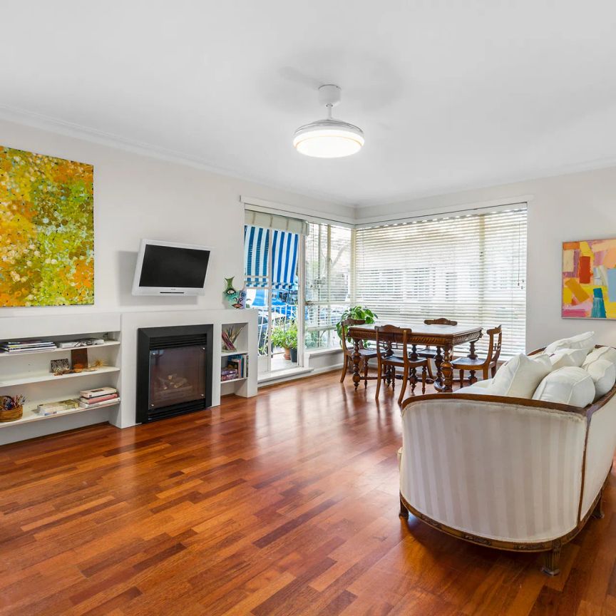 Superbly Spacious, Light Filled Modern Apartment - Photo 1