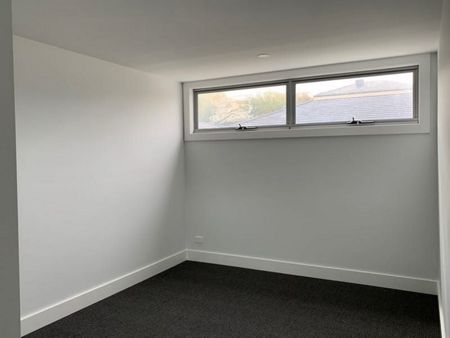 TOWNHOUSE WITH MODERN FINISHES - Photo 3