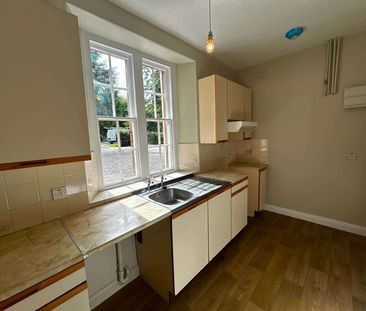 Charming three-bedroom semi-detached cottage, newly redecorated and... - Photo 6
