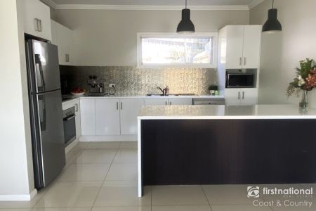 Spacious Family Living - Short-Term Lease Only - Photo 4