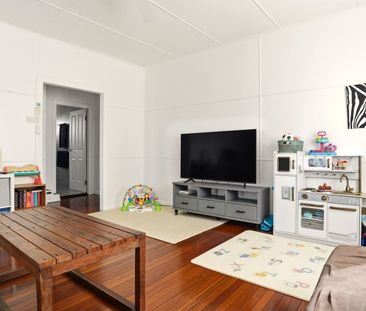 Family home close to schools & hospital - Photo 2