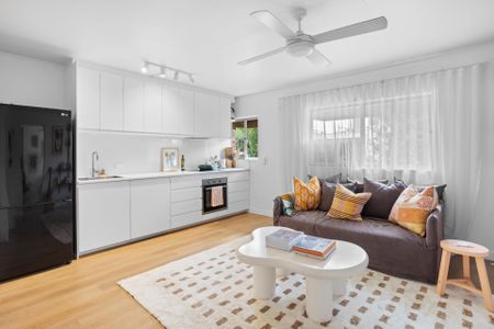 Boutique Apartment with Light-Filled Living and Modern Comforts - Photo 2