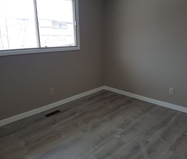 1366 BROWN ST 2 BEDROOM TOWNHOUSE - Photo 6