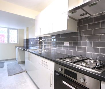 4 bedroom House in Caswell Close, Farnborough - Photo 5