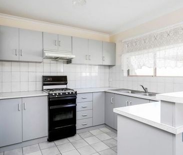 Large well presented 2 bedroom homette - Photo 3