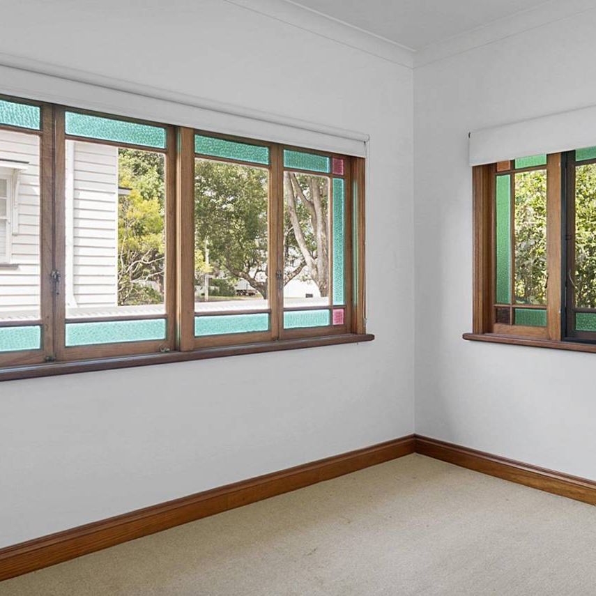 Charming Family Home in Quiet Street - Photo 1