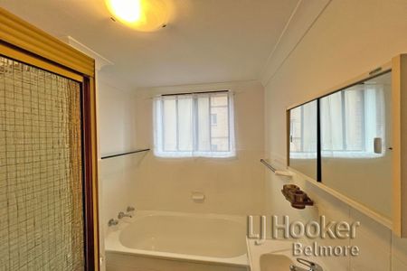 SPACIOUS RESIDENCE WITH OVERSIZED GARAGE - Photo 4