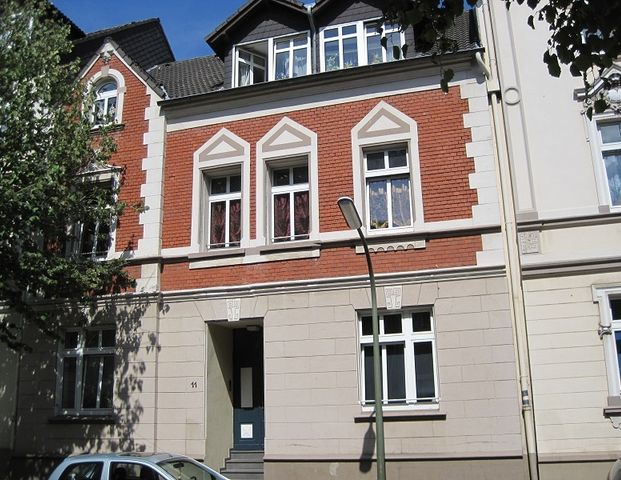 Geräumige Dachgeschosswohnung im ruhigen Haus mit Balkon - Photo 1