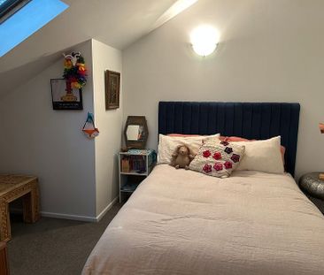Sunny Historical Apartment in Prime Location. - Photo 6