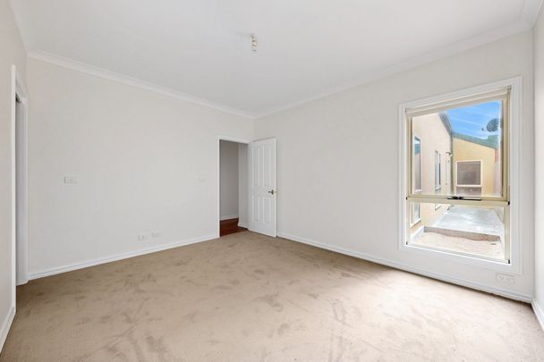 Charming Three-Bedroom Home in the Heart of Essendon North – Fresh, Spacious, and Convenient" - Photo 1