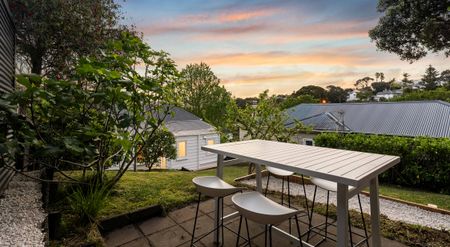 Charming Kingsland Cottage - Sunny, Stylish & City-Fringe Living - Photo 2