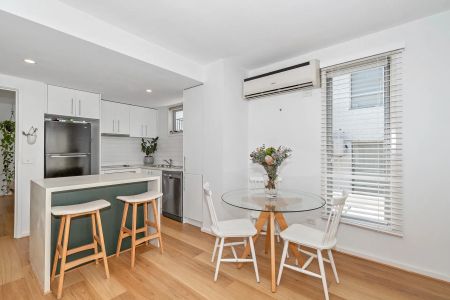 Impeccably designed living on one of St Kilda's best streets - Photo 3
