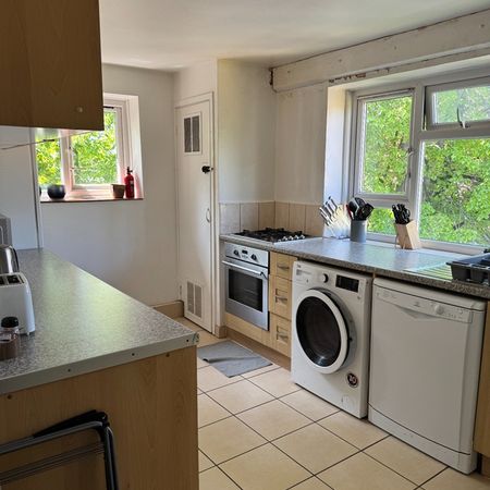 Room in a Shared Flat, West House Close, SW19 - Photo 3