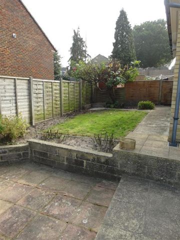 4 bedroom semi-detached house to rent - Photo 4