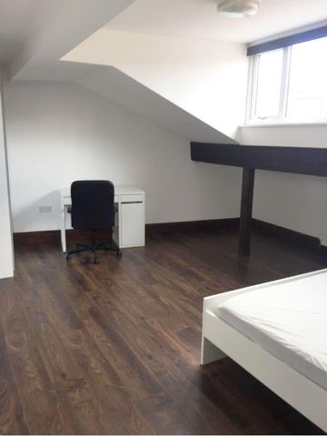 3 bedroom flat to rent - Photo 4