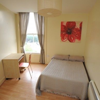 MODERN 3 BEDROOM STUDENT APARTMENT NEAR UNIVERSITY OF SCARBOROUGH - Photo 1