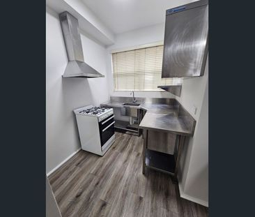 Rockdale - Newly painted 2BR unit, easy walk to shops and trains - Photo 3