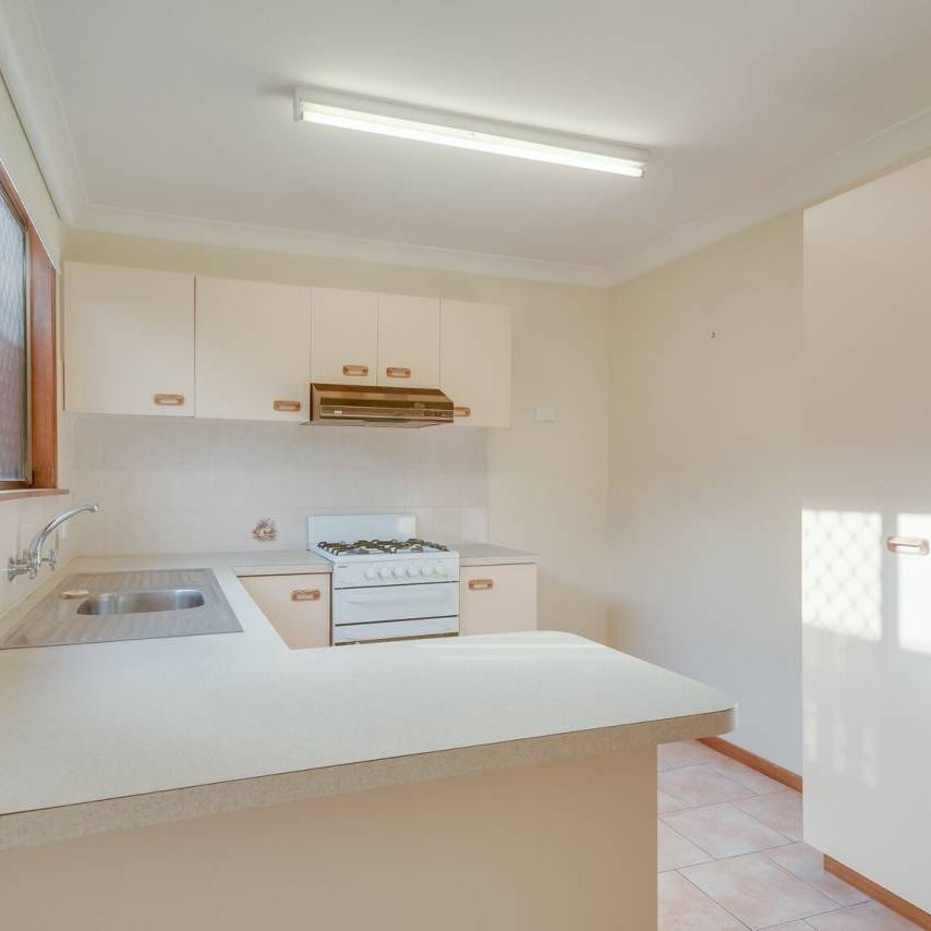 Two Bedroom Unit in Fantastic Location - Photo 1