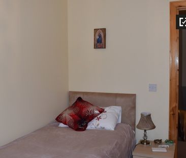Inviting room in 2-bedroom apartment in Sandyford, Dublin - Photo 1