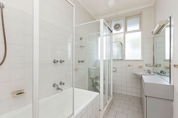 Massive Apartment Living. - Photo 1