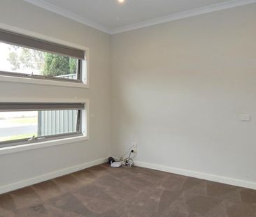 Luxury Townhouse in Prime Location! - Photo 2