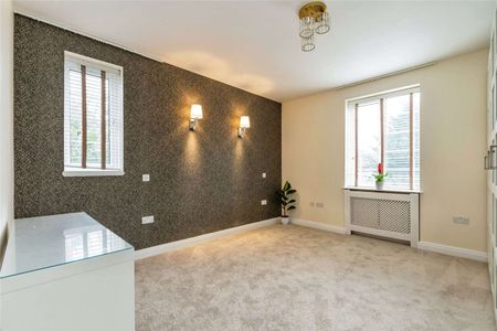 Excellent size 3 bedroom lateral flat, in a highly regarded development - Photo 3