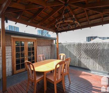 LOCATION LOCATION! - Photo 6