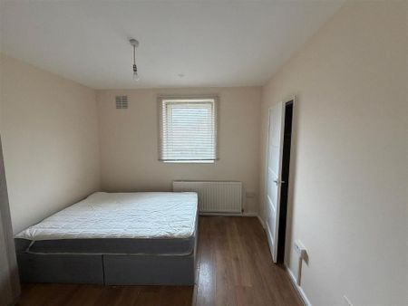 4 bedroom flat to rent - Photo 2