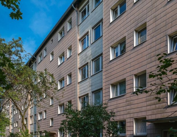 Sonniger Balkon mit Blick auf gepflegte Außenanlagen - Foto 1