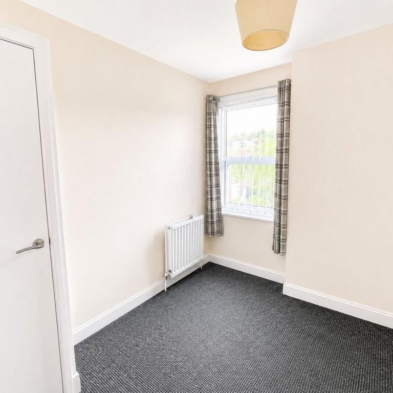 4 bedroom semi-detached house to rent - Photo 1