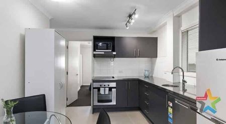 Chic 2BR Te Aro Apt with Balcony! - Photo 2