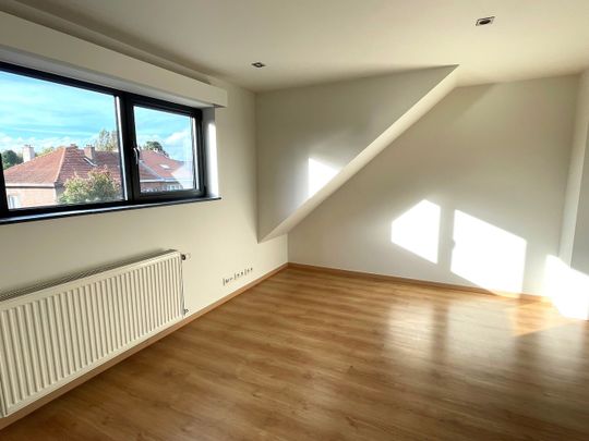 Volledig gerenoveerd energiezuinig duplex appartement dichtbij vele voorzieningen - Foto 1