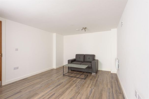 Rent QUBE, City Centre, S1 £900pcm - Photo 1