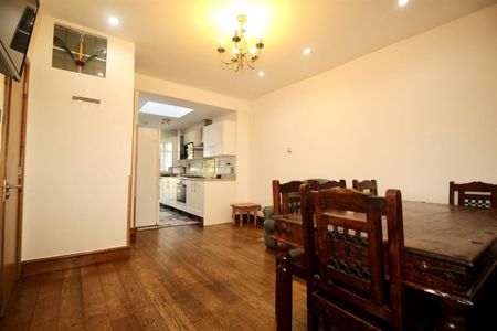 3 Bedroom Maisonette - Garden To Let - Photo 2