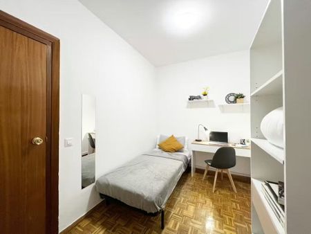 Calle del Dos de Mayo, Madrid, Community of Madrid 28004 - Photo 3