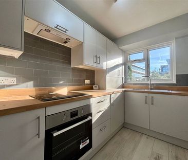 Clockhouse Road, Farnborough, Hampshire, GU14 - Photo 3