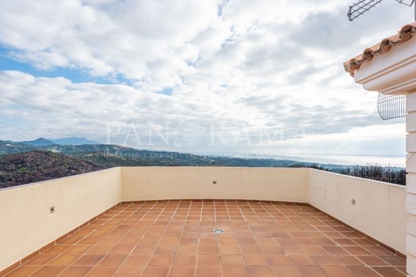 Fantastic villa set on a 60,000 m2 plot with sea and mountain views in Estepona - Photo 1