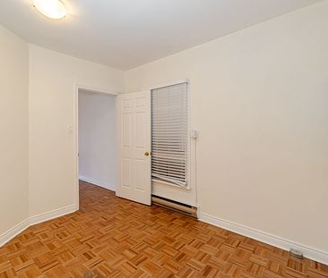 Discover Urban Living in this 3-Bed Bi-Level Apartment! - Photo 5