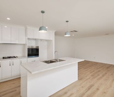 Modern Elegance and Everyday Comfort - Photo 6