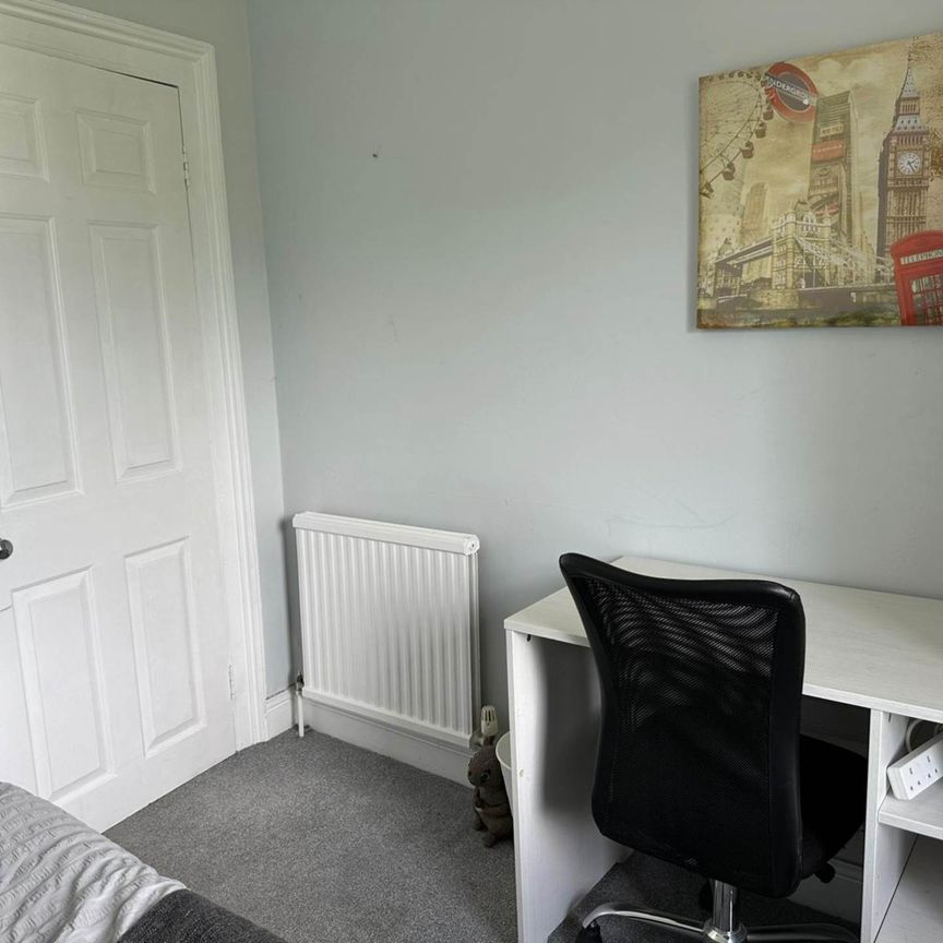 Room 3: Flat 4, 30 Stoke Road, Guildford, GU1 4HR - Photo 1